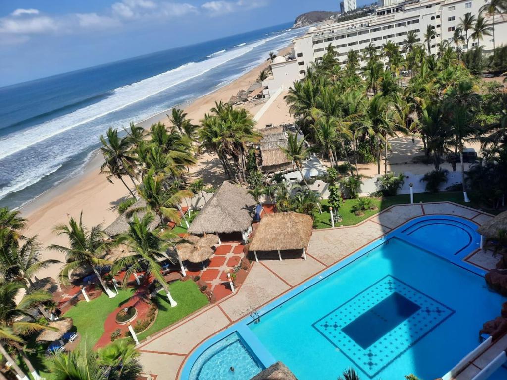 una vista aérea del hotel y de la playa en Departamento con vista al mar, en Mazatlán