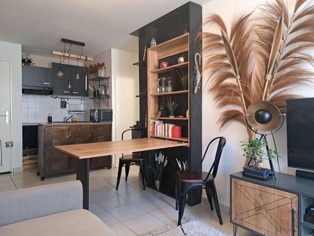 Il comprend une cuisine et une salle à manger avec une table en bois. dans l'établissement T2 Centre-ville Parking, à Sète