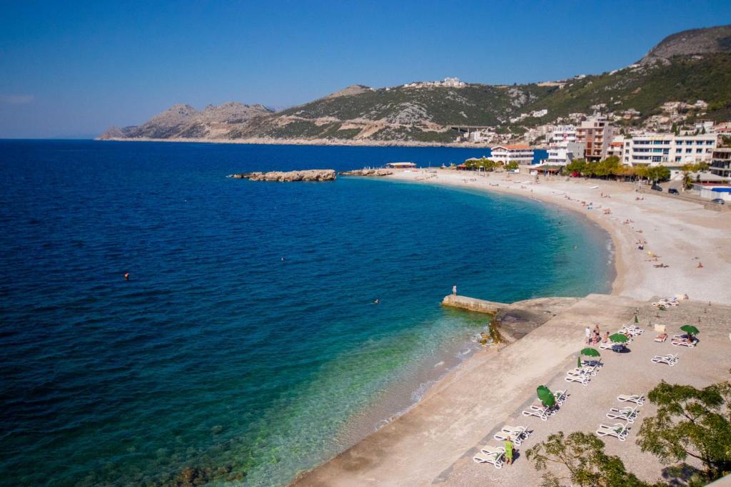 una vista aérea de una playa con sillas y sombrillas en Apartments AriaSana, en Dobra Voda