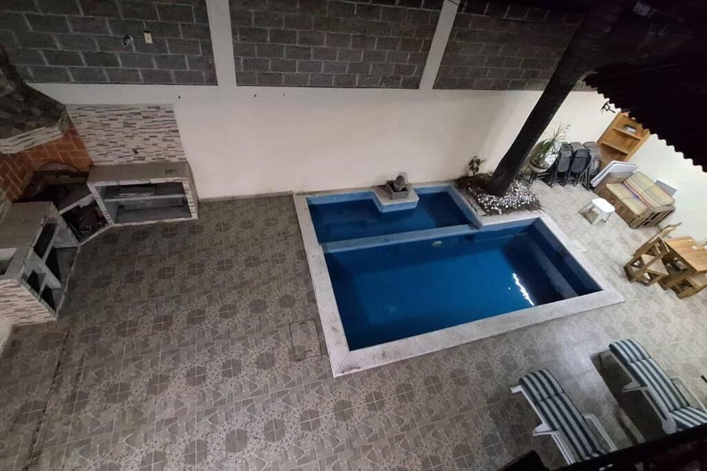 una vista sulla piscina in una camera di Casa Benito Agua Hedionda a Cuautla Morelos