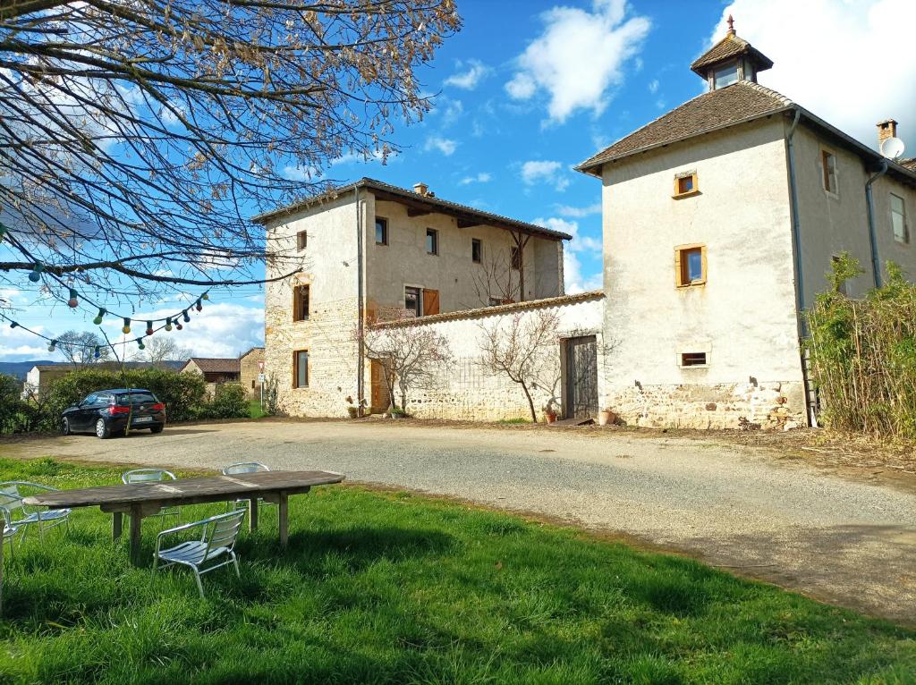 uma mesa de piquenique na relva em frente a um edifício em La Belle Rivière 1 em Port-Rivière