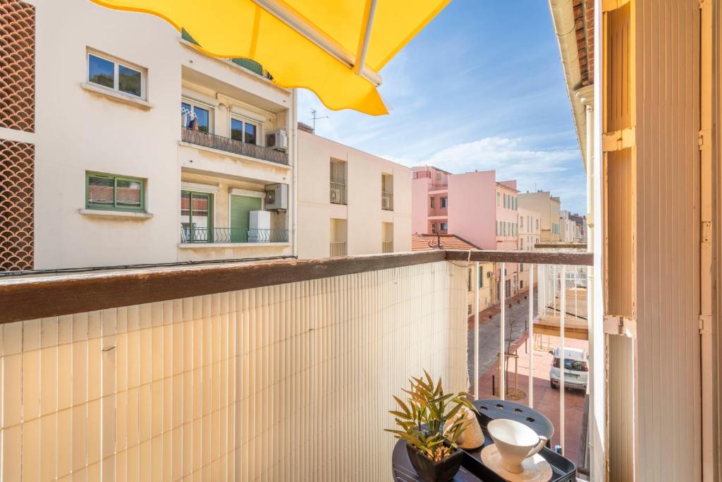 d'un balcon avec vue sur la ville. dans l'établissement Nice studio near the sea in Bandol - Welkeys, à Bandol