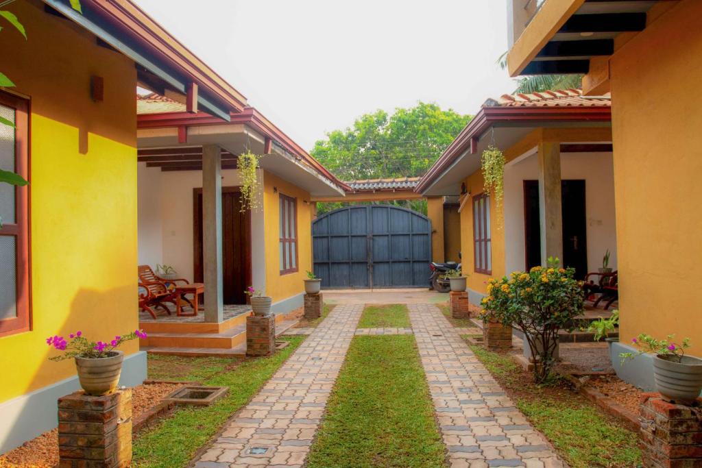 een binnenplaats van een huis met een garage bij Mandavilla Airport Transit Hotel in Demanhandiya