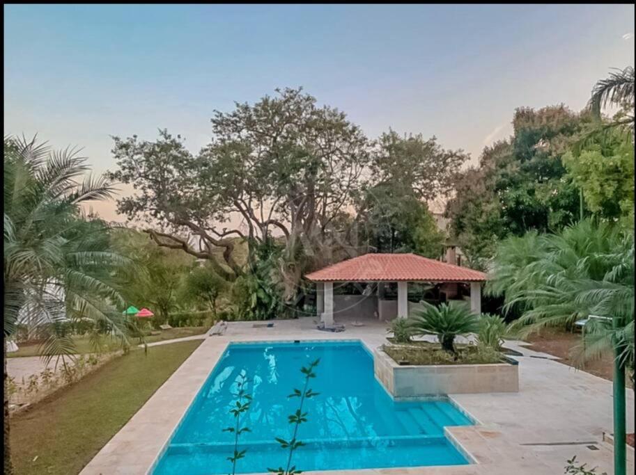 uma piscina com um gazebo num jardim em Casa Alto Padrao - Terras Sao Jose 1 (Campo Golfe) em Itu