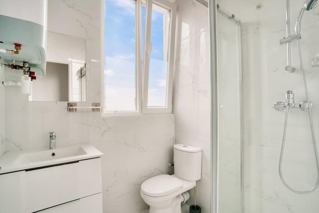 a bathroom with a toilet and a sink and a shower at Studette 4 calme et Lumineux, entièrement équipée in Créteil