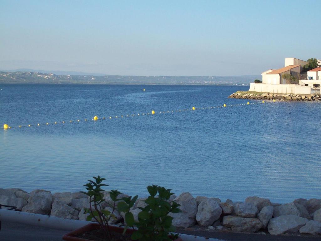 - une vue sur une grande étendue d'eau avec des rochers dans l'établissement L'hippocampe, à Saint-Mitre-les-Remparts