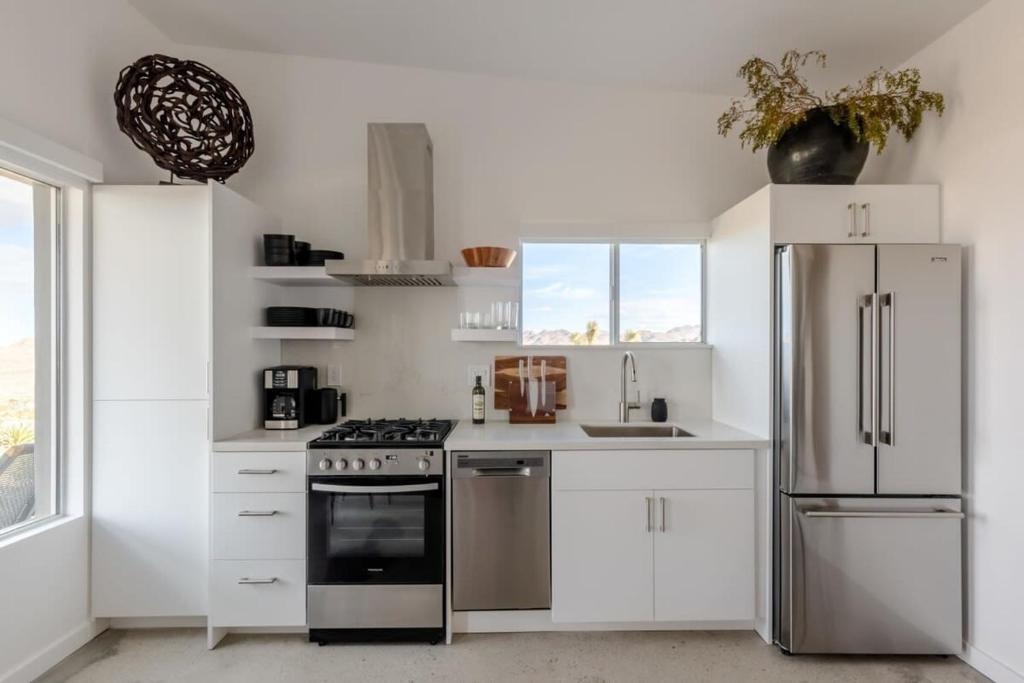 Dapur atau dapur kecil di Joshua Tree l Sunset Heights l Pool-Spa Above Park