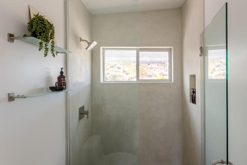 Bilik mandi di Joshua Tree l Sunset Heights l Pool-Spa Above Park