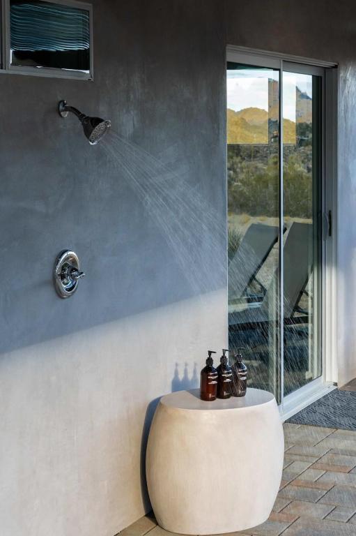 Gambar di galeri bagi Joshua Tree l Sunset Heights l Pool-Spa Above Park di Joshua Tree