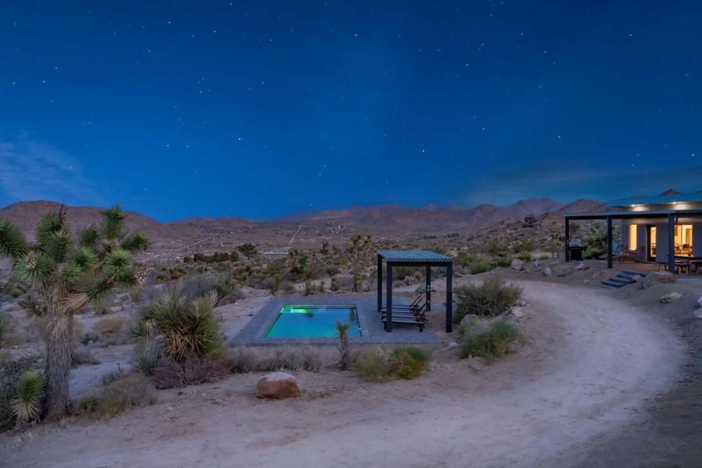 Kolam renang di atau dekat dengan Joshua Tree l Sunset Heights l Pool-Spa Above Park