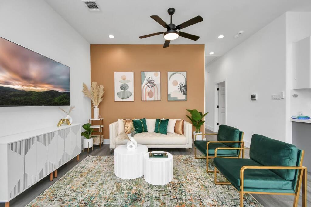 een woonkamer met een bank en stoelen bij NEW! Luxury Escape: 3BR Oasis in Houston