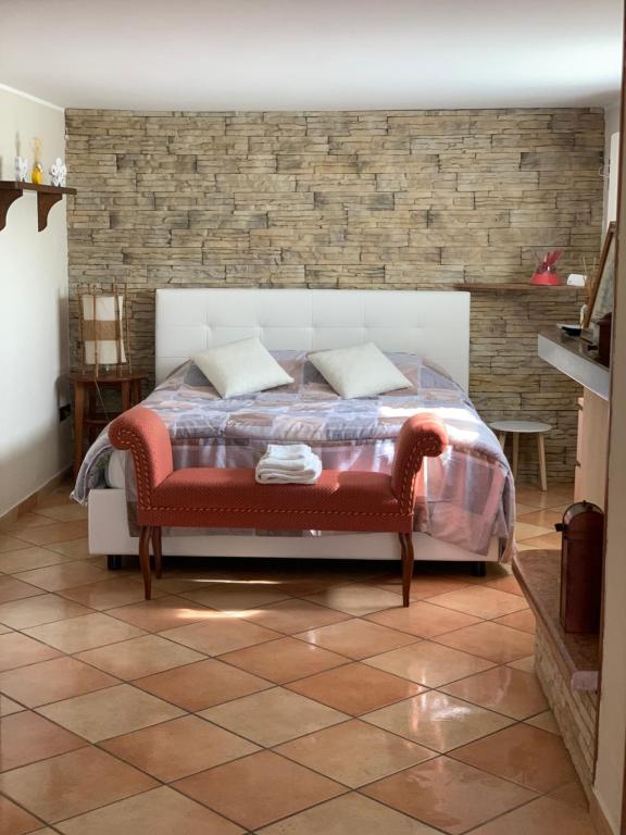 una camera con letto e muro di mattoni di Marvi House a Morciano di Romagna