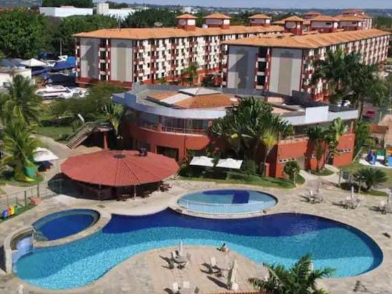 uma vista aérea de um resort com duas piscinas em Belo Flat Resort Lake Side Beira Lago em Brasília