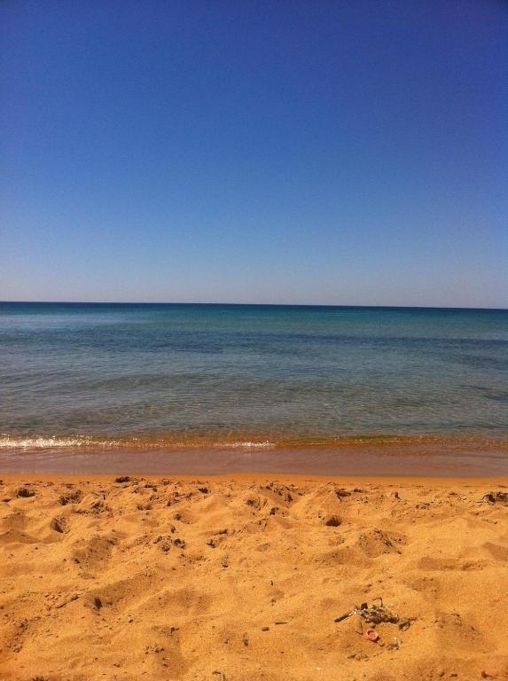 una spiaggia sabbiosa con l'oceano sullo sfondo di Villino dei Dori, Marinella di Selinunte a Marinella di Selinunte