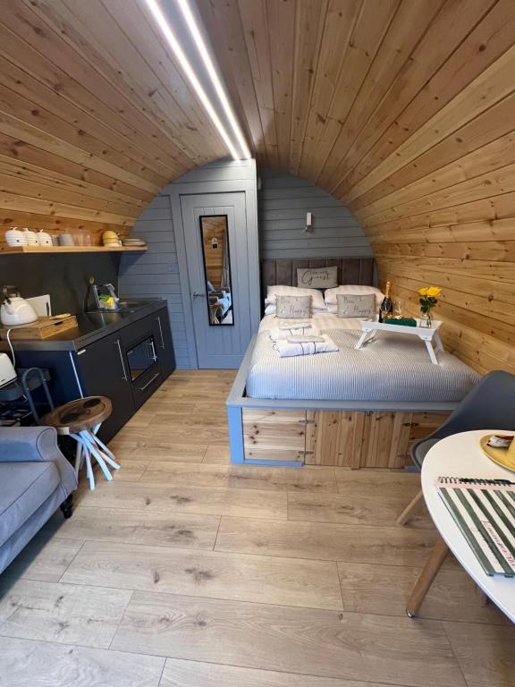 Posezení v ubytování Loch View Luxury Pod