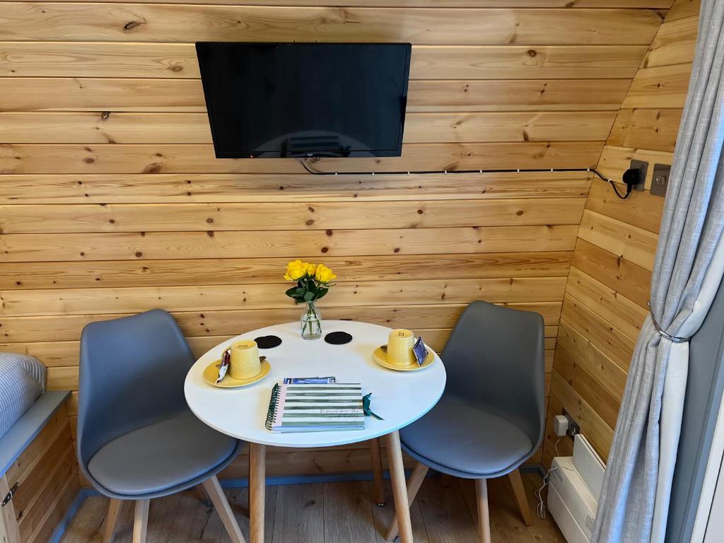 TV a/nebo společenská místnost v ubytování Loch View Luxury Pod