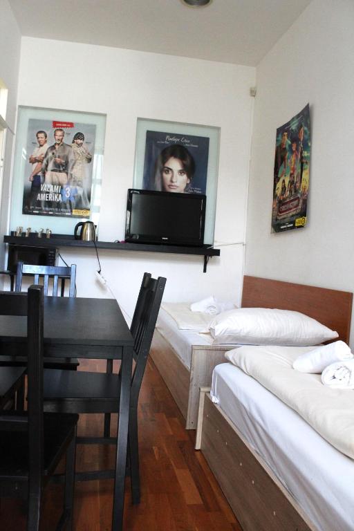 Postel nebo postele na pokoji v ubytování Broadway City Guesthouse
