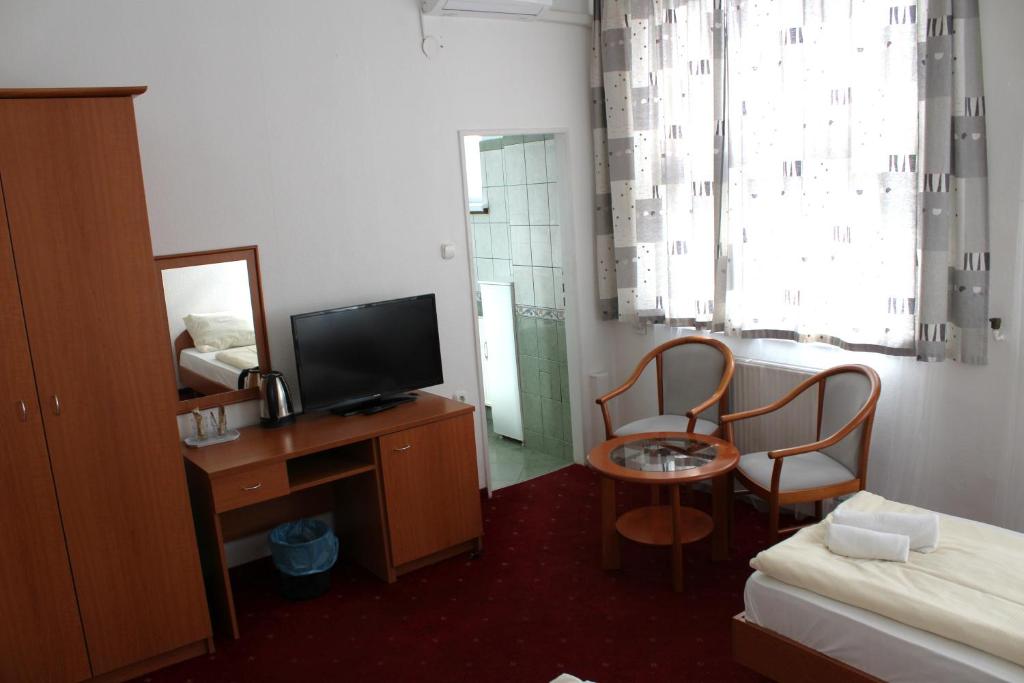 TV a/nebo společenská místnost v ubytování Broadway City Guesthouse
