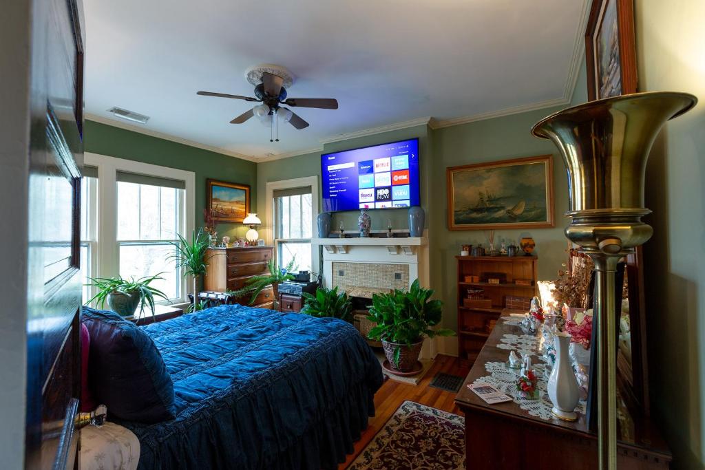 a bedroom with a blue bed and a ceiling fan at Mike & Allen's Place on the Park_2 in Columbus