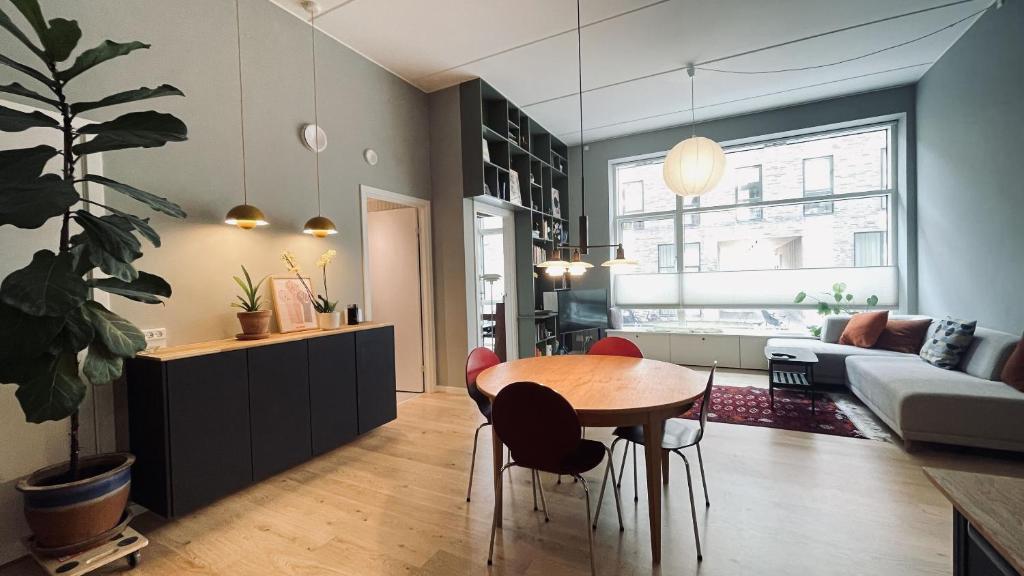 a kitchen and living room with a table and chairs at ApartmentInCopenhagen Apartment 1595 in Copenhagen