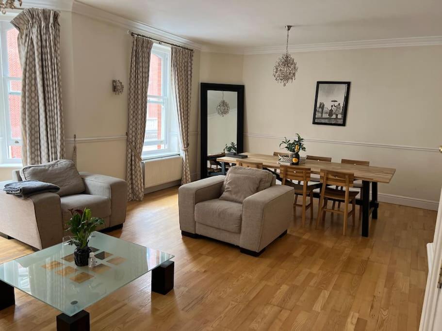 sala de estar con mesa y comedor en Luxury 3 bedroom, 3 bath apt by Oxford St & Soho, en Londres