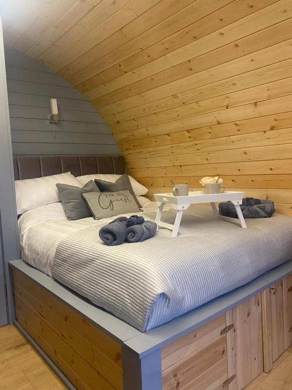 Postel nebo postele na pokoji v ubytování Loch View Luxury Pod