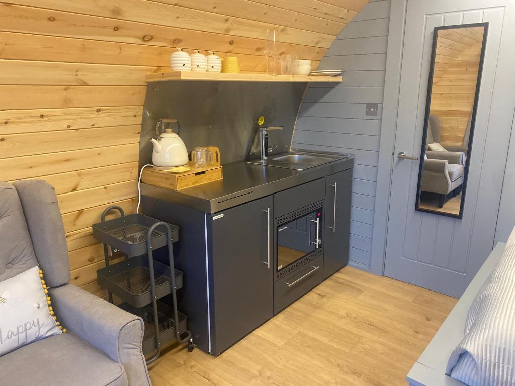 Kuchyň nebo kuchyňský kout v ubytování Loch View Luxury Pod