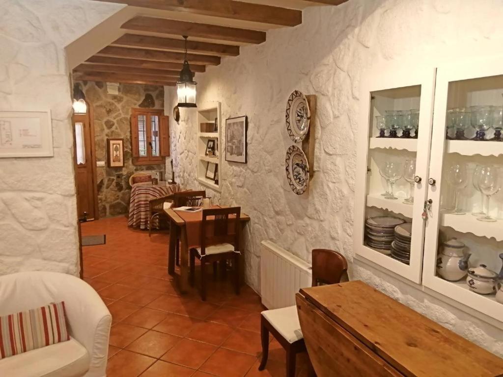 sala de estar con mesa y comedor en Apartamento Turístico El Sotanillo de Valverde de la Vera, en Valverde de la Vera