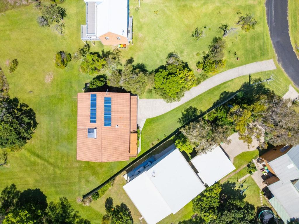 - une vue aérienne sur une maison avec une piscine dans l'établissement Gerry's Mullawarra Beach House, à Arrawarra
