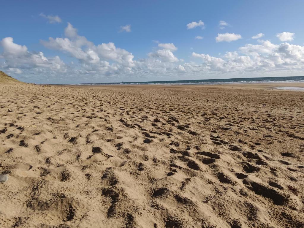 une plage vide avec des empreintes de pas dans le sable dans l'établissement Locabrem 2, à Brem-sur-Mer