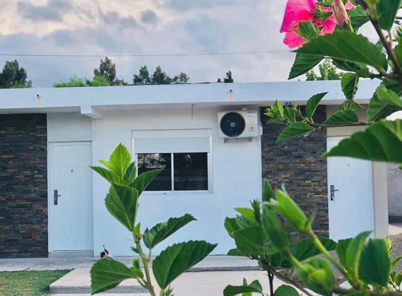 uma garagem branca com um relógio em La Mia Casa em Florida