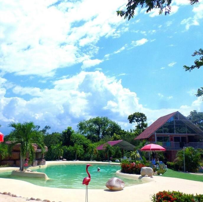 La alberca dentro o cerca de COVEÑITAS Cabaña MAR, amplia con Piscina tipo PLAYA, Máximo 34 Personas