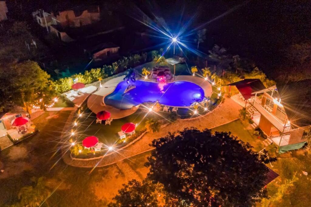 La alberca dentro o cerca de COVEÑITAS Cabaña MAR, amplia con Piscina tipo PLAYA, Máximo 34 Personas