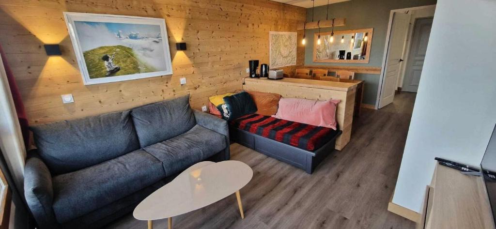 un salon avec un canapé et une table dans l'établissement Résidence La Marelle et Le Rami - maeva Home - Appartement 2 pièces 7 personnes - Sélection MAE-1294, à La Plagne Tarentaise
