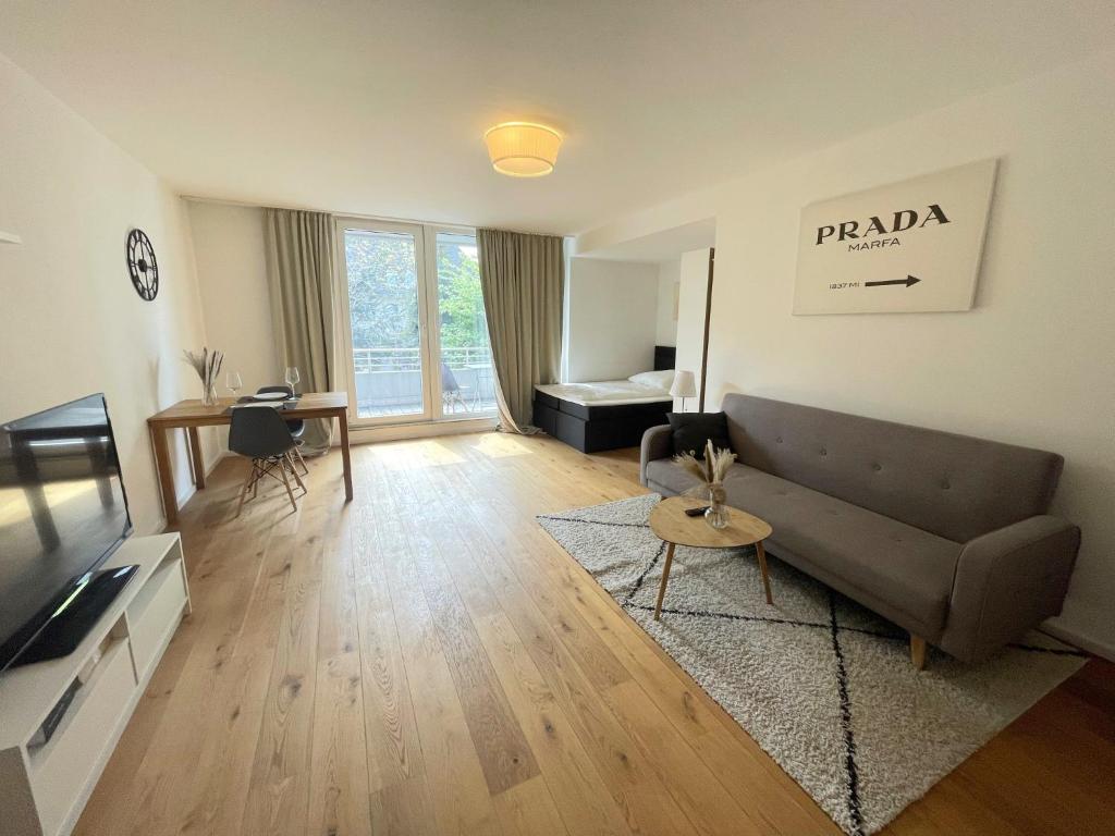 un soggiorno con divano e tavolo di Premium Studio Grafenberg a Dusseldorf