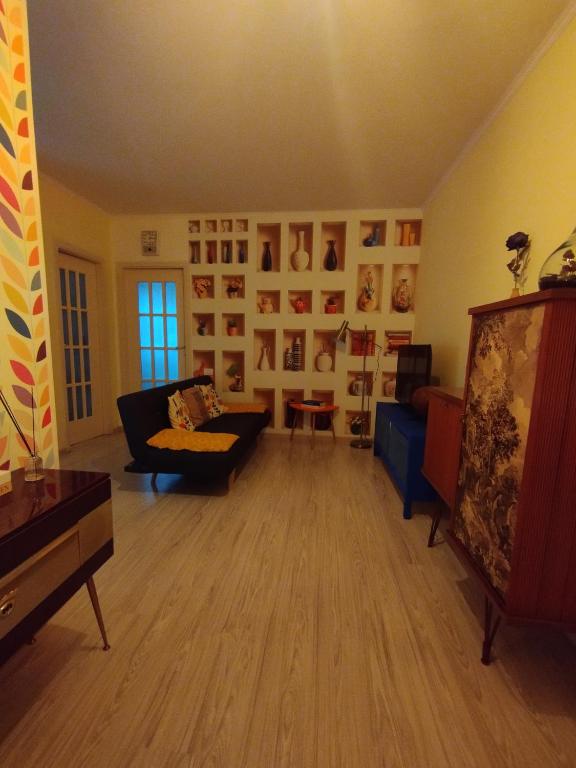 sala de estar con sofá y mesa en Casa Ciano en Foggia