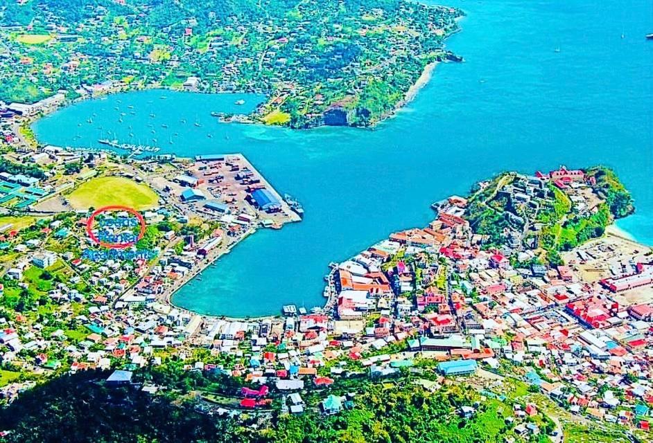 uma vista aérea de um resort perto da água em Carenage Ocean View em DʼArbeau