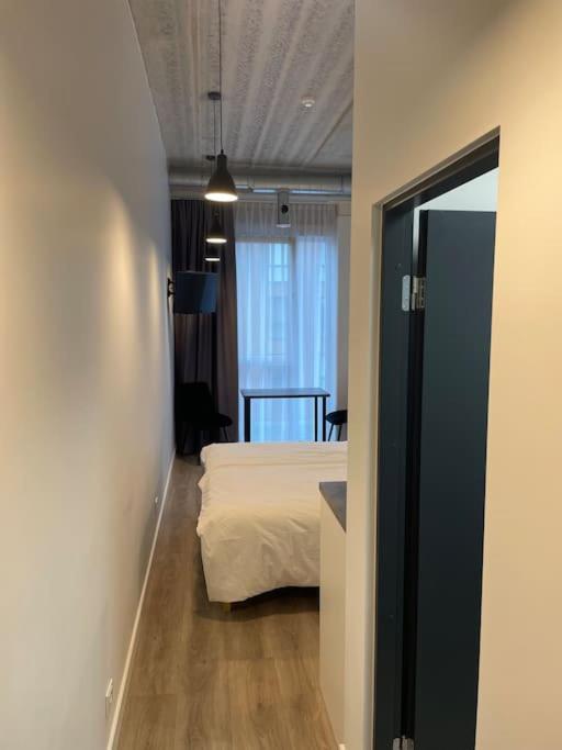 1 dormitorio con 1 cama y 1 habitación con espejo en Apartment Loftas13-7, en Kretinga