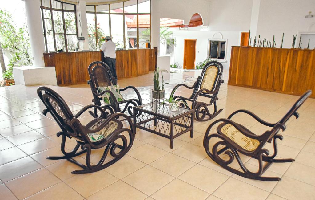 a group of chairs and a table in a room at Los Vados Hotel in Managua
