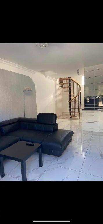 un salon avec un canapé et une table basse dans l'établissement Escapade cosy proche Vienne, à Chasse-sur-Rhône