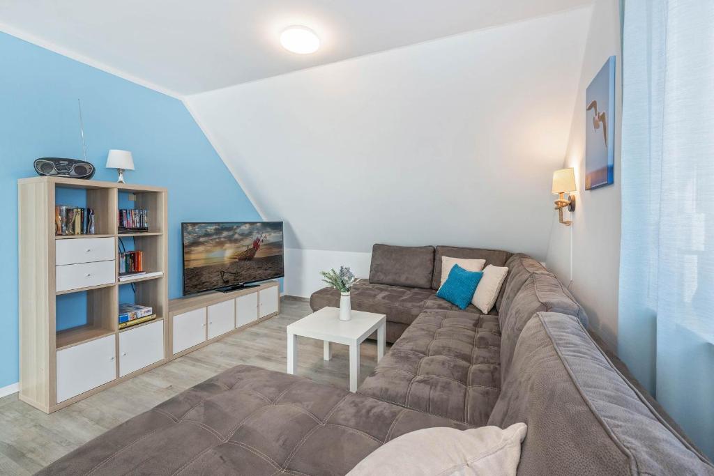 TV a/nebo společenská místnost v ubytování Ferienanlage Sonneninsel Haus Himmelblau Obergeschoss
