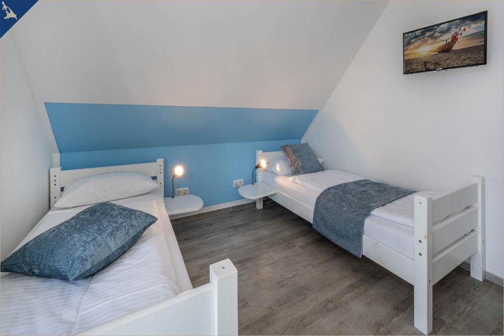 Postel nebo postele na pokoji v ubytování Ferienanlage Sonneninsel Haus Himmelblau Obergeschoss