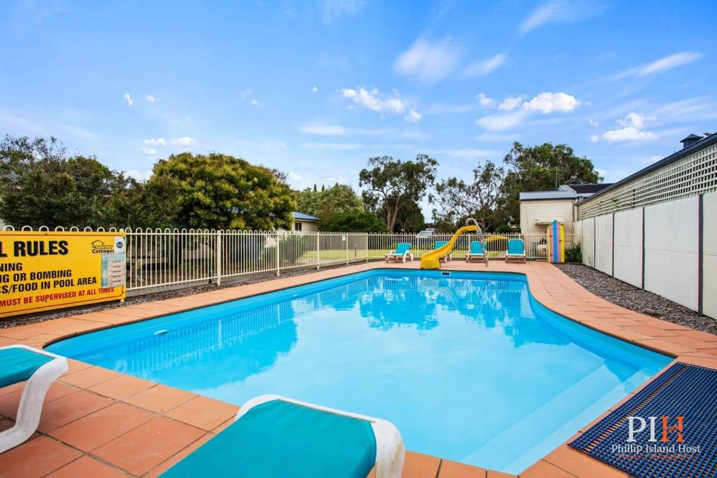 考斯的住宿－Phillip Island Family Resort 2Bdr，一个带滑梯的游泳池和一个游乐场