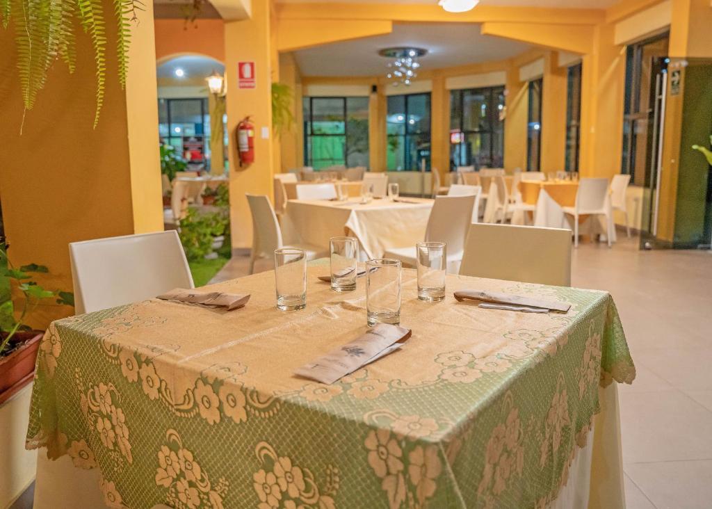 una mesa con un mantel verde y blanco en Hotel Bombonaje, en Rioja