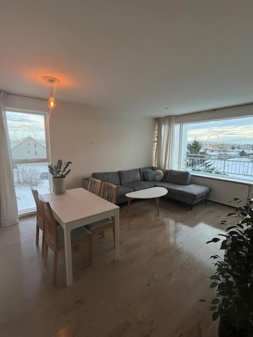 sala de estar con sofá y mesa en Apartment in Hafnarfjörður, en Hafnarfjördur