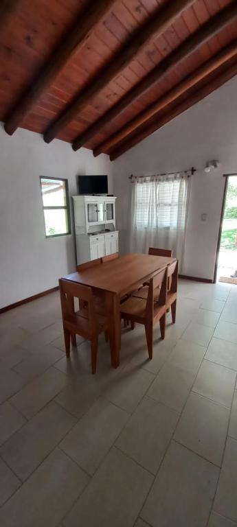 een grote kamer met een houten tafel met twee banken bij Cabañas La Geromita in Pantanillo