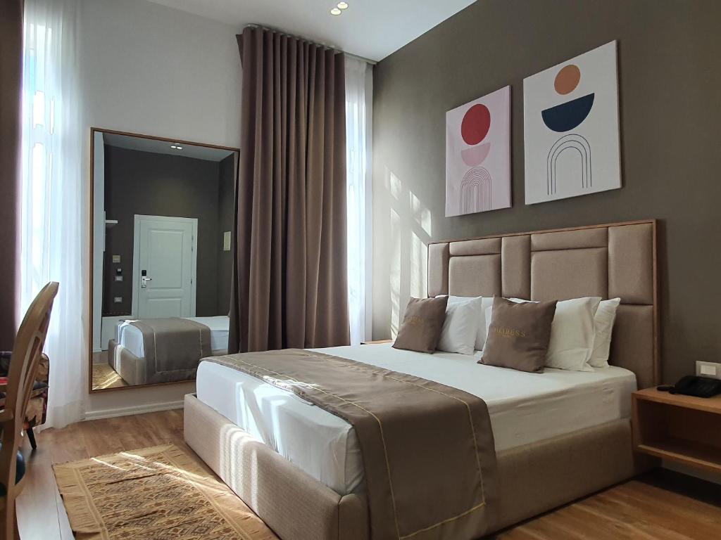 Postel nebo postele na pokoji v ubytování HEIRESS Hotel
