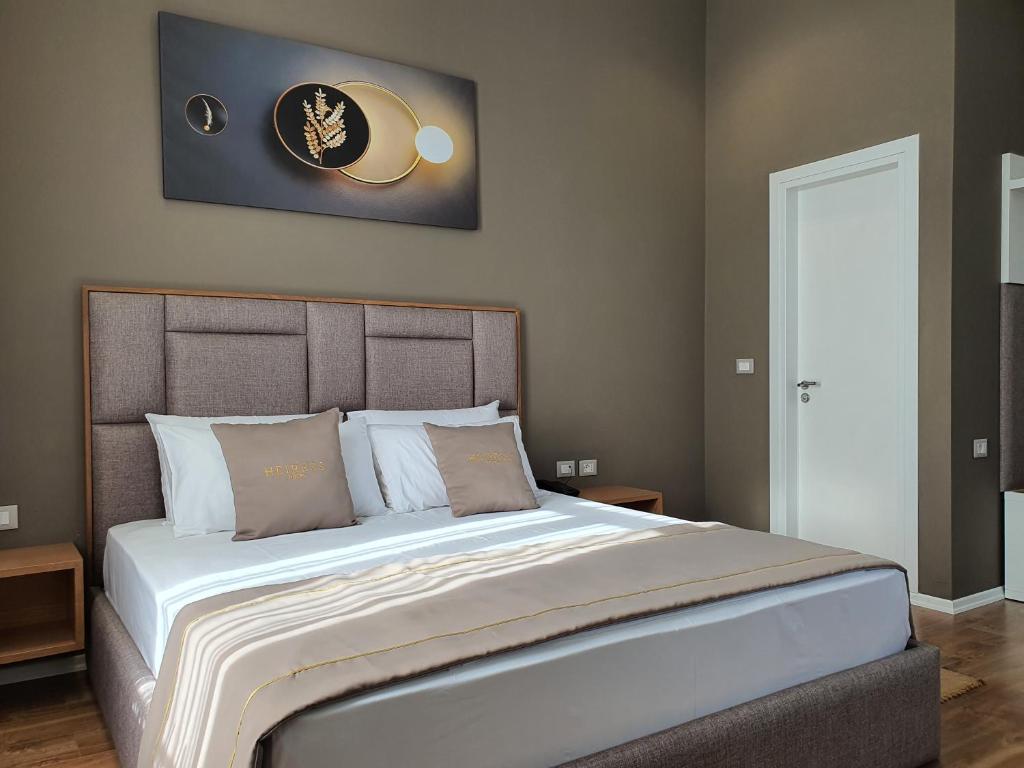 Postel nebo postele na pokoji v ubytování HEIRESS Hotel