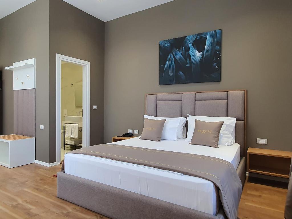 Postel nebo postele na pokoji v ubytování HEIRESS Hotel