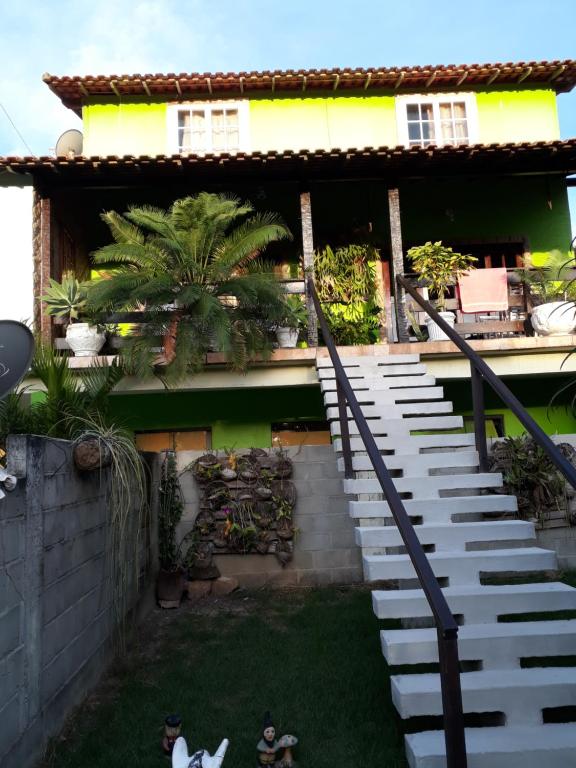 eine Treppe, die zu einem Haus mit Pflanzen führt in der Unterkunft Casa Verde do Peró in Cabo Frio